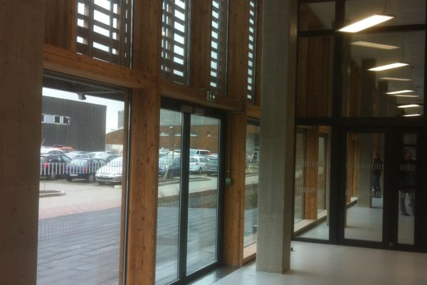Verrières et murs-rideaux mur-rideau bois de mélèze et profil aluminium par Verrières du Nord